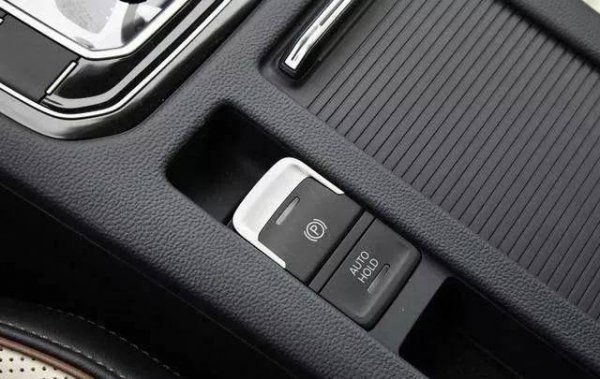 等红绿灯时自动档怎么停车最好