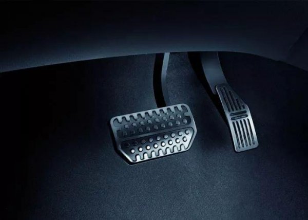 等红绿灯时自动档怎么停车最好