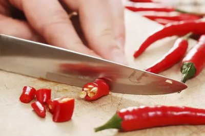 手辣椒辣了用什么方法解决 切辣椒的时候辣手处理小妙招