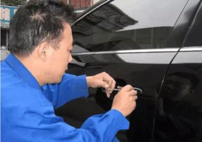 车钥匙锁后备箱了车门也锁了 车钥匙锁车里怎么开车门