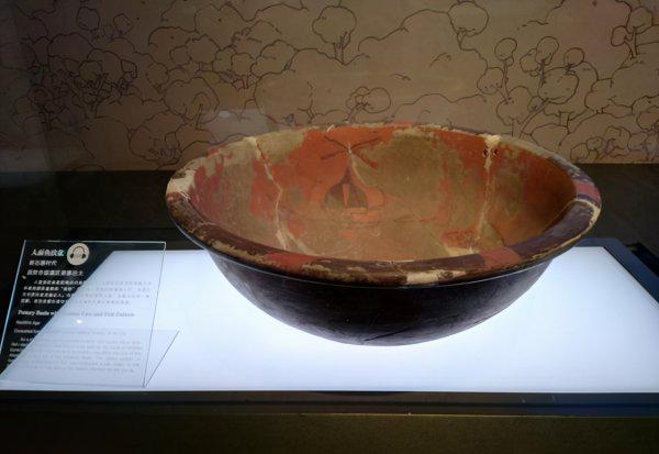 人面鱼纹彩陶盆属于什么文化