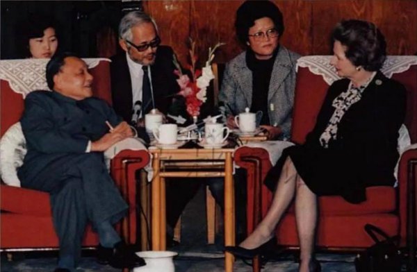 撒切尔人民大会堂摔倒