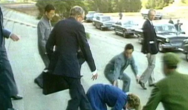 撒切尔人民大会堂摔倒