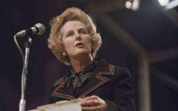 撒切尔人民大会堂摔倒