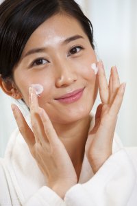 女生乳液的使用方法步骤 乳液作用以及正确涂抹方法