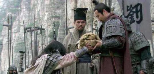 刘备摔孩子的故事简介