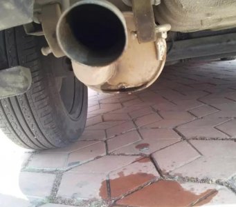 汽车排气管滴水是怎么回事 夏天小车排气管滴水正常吗