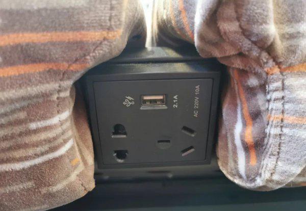 高铁上有充电的地方吗