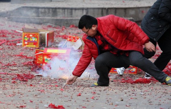 为什么过年不让放鞭炮烟花