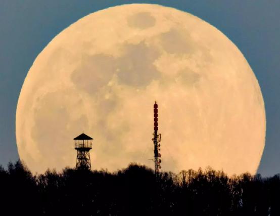 月球离地球有多少公里