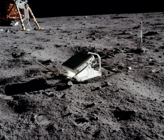 月球离地球有多少公里