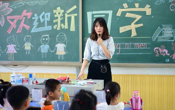 小学校长工资多少钱一个月