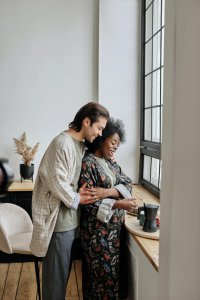 从背后抱你的男人性格 背后抱着你的男人心理分析