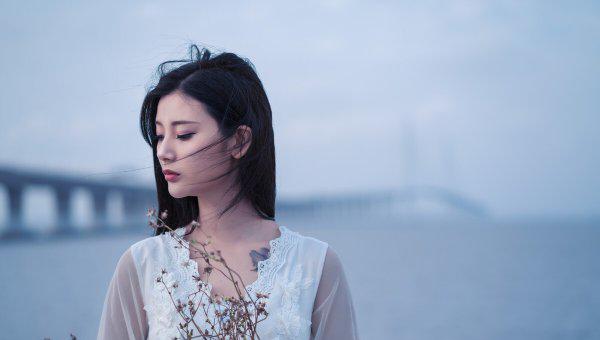 老婆对我很冷淡很烦我怎么办