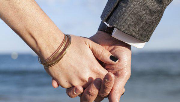 老婆对我很冷淡很烦我怎么办