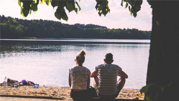 男生对女生肢体触碰