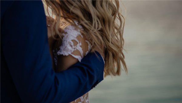 男生对女生肢体触碰