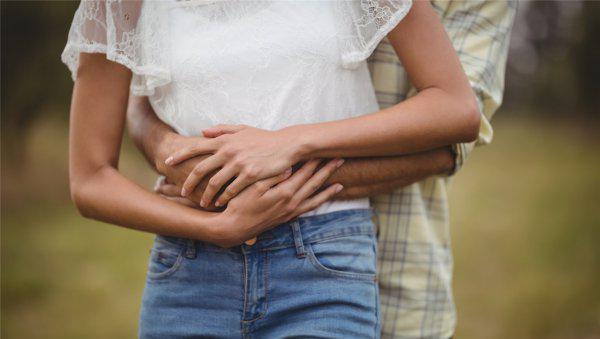 男生对女生肢体触碰