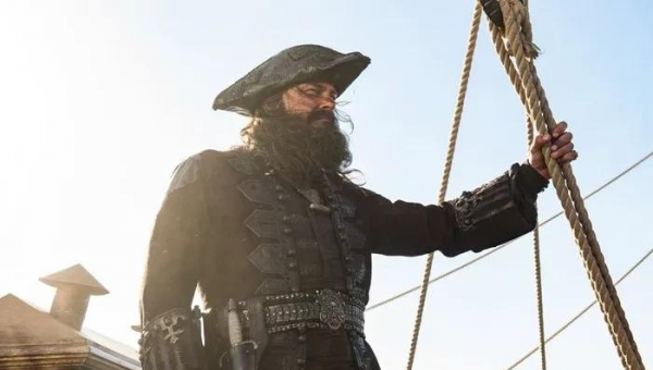 爱德华·蒂奇被谁杀死的