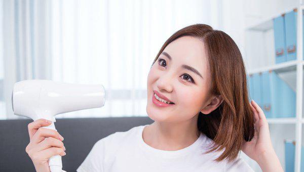 吹风机进头发了怎么弄出来