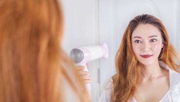 吹风机进头发了怎么弄出来