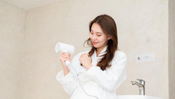 吹风机进头发了怎么弄出来