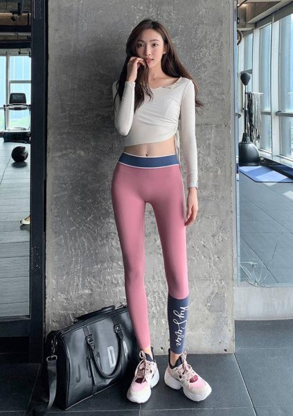 粉色短裤搭配什么颜色上衣好看