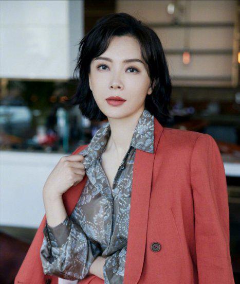 皮肤暗黄的人穿什么颜色显白