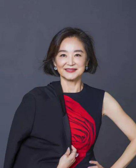 皮肤暗黄的人穿什么颜色显白