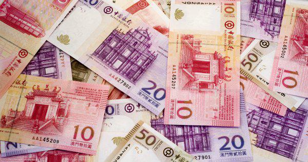 女生装有钱的表现