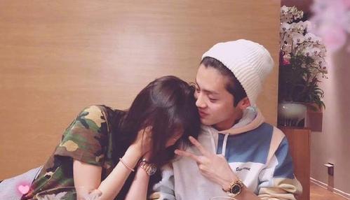 关晓彤的爷爷是谁是干什么的