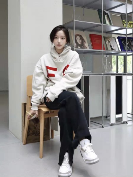 黑裤子配什么颜色的上衣