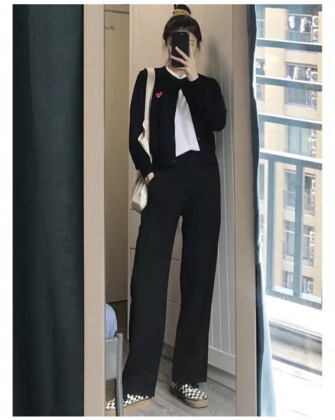 黑裤子配什么颜色的上衣