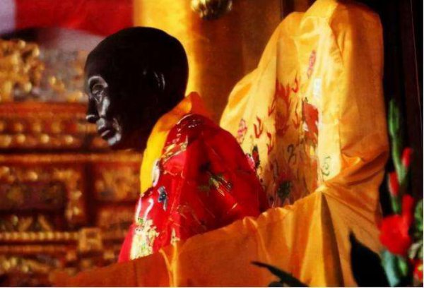 坐缸圆寂是什么意思