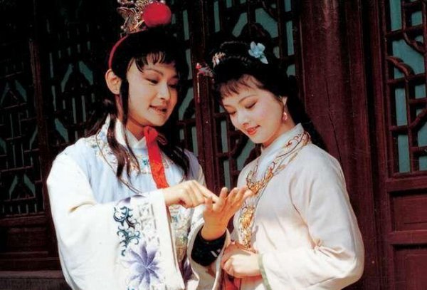 红楼梦中木石前盟是指谁和谁