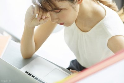 女同事喜欢你的五个表现 如何看出女同事是不是喜欢你