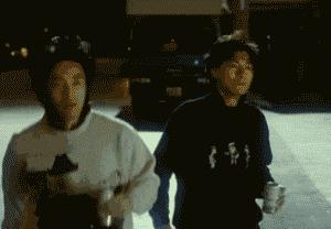 周星驰刘德华在马路上走路电影