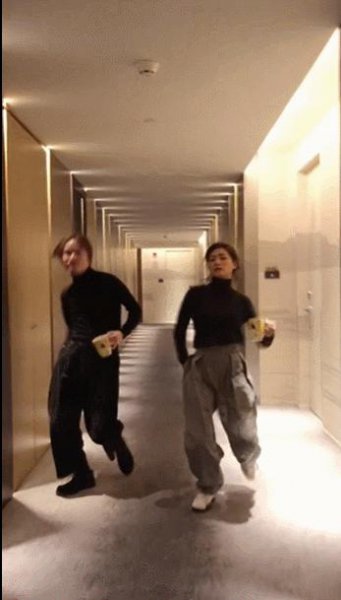 周星驰刘德华在马路上走路电影