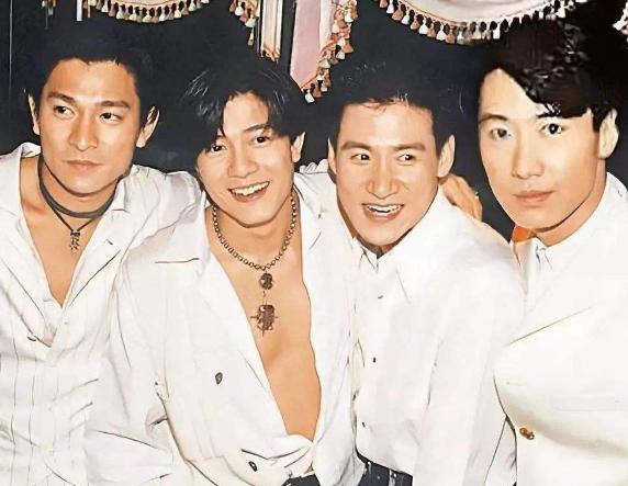 周星驰刘德华在马路上走路电影