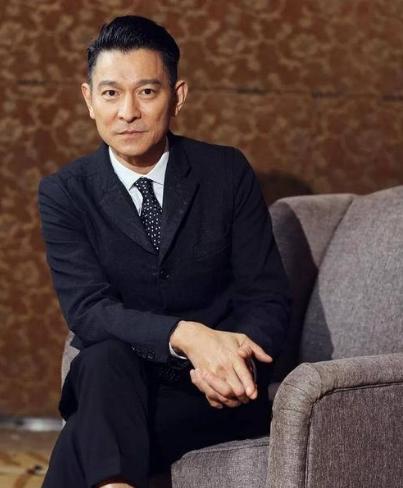 周星驰刘德华在马路上走路电影