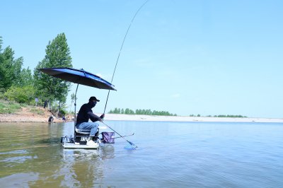 用蚯蚓钓鲫鱼怎样调漂正确 用蚯蚓钓鱼最佳调漂方法与技巧