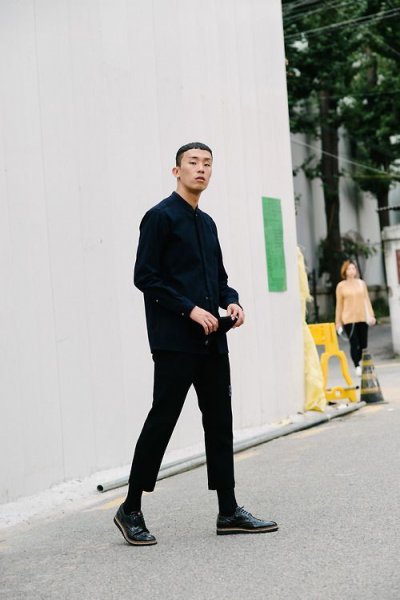 男生黑色衬衫配什么裤子