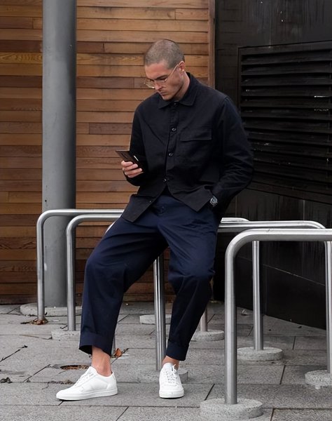 男生黑色衬衫配什么裤子