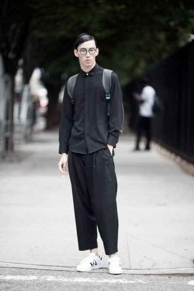 男生黑色衬衫配什么裤子