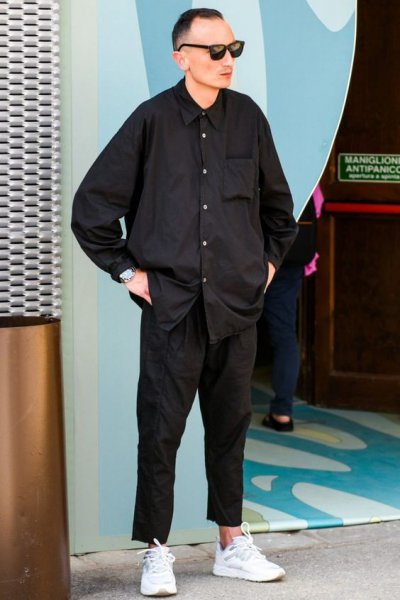 男生黑色衬衫配什么裤子