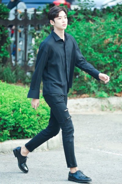 男生黑色衬衫配什么裤子