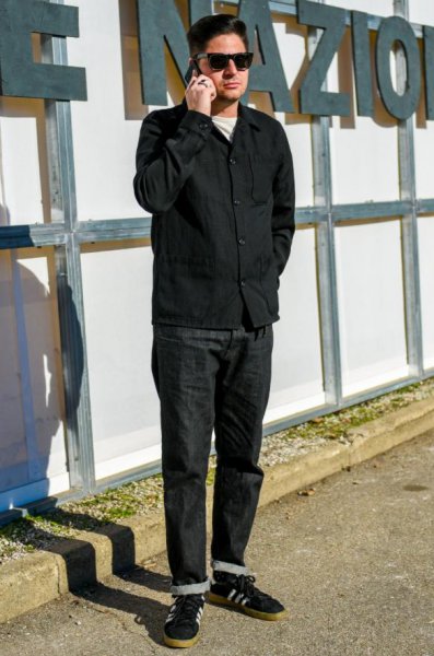 男生黑色衬衫配什么裤子