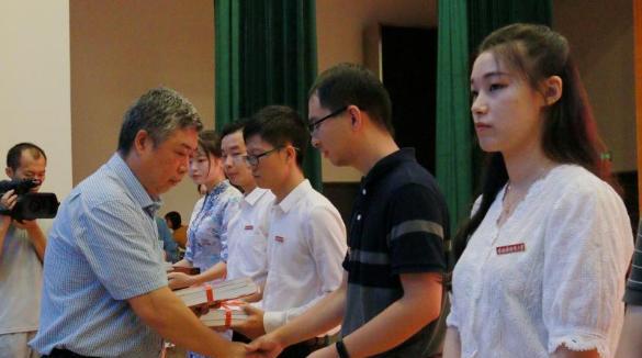 当大学辅导员我后悔了