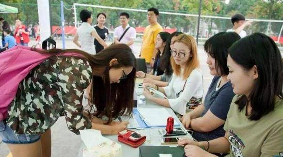 当大学辅导员我后悔了