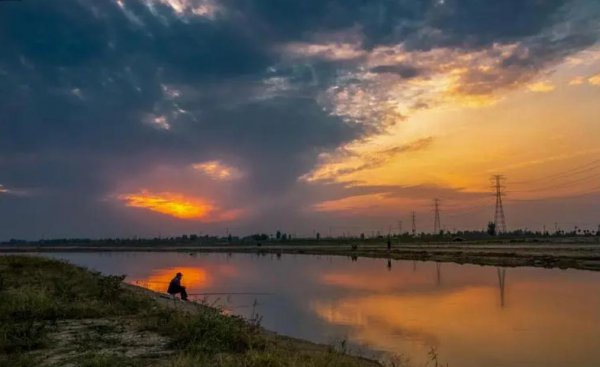天气热钓鱼钓深还是浅好